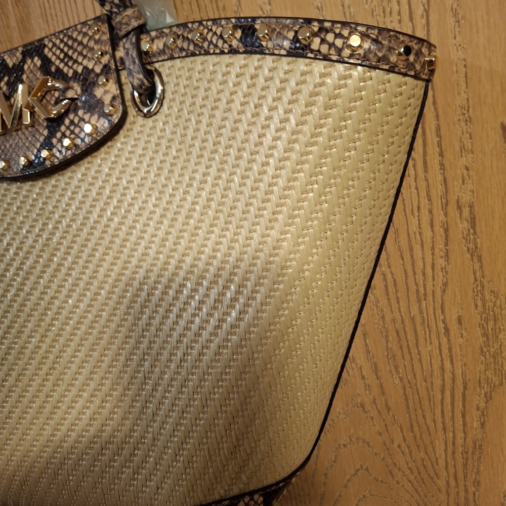 Michael Kors Izzy Meduim Fan Straw Tote - Picture 4 of 16